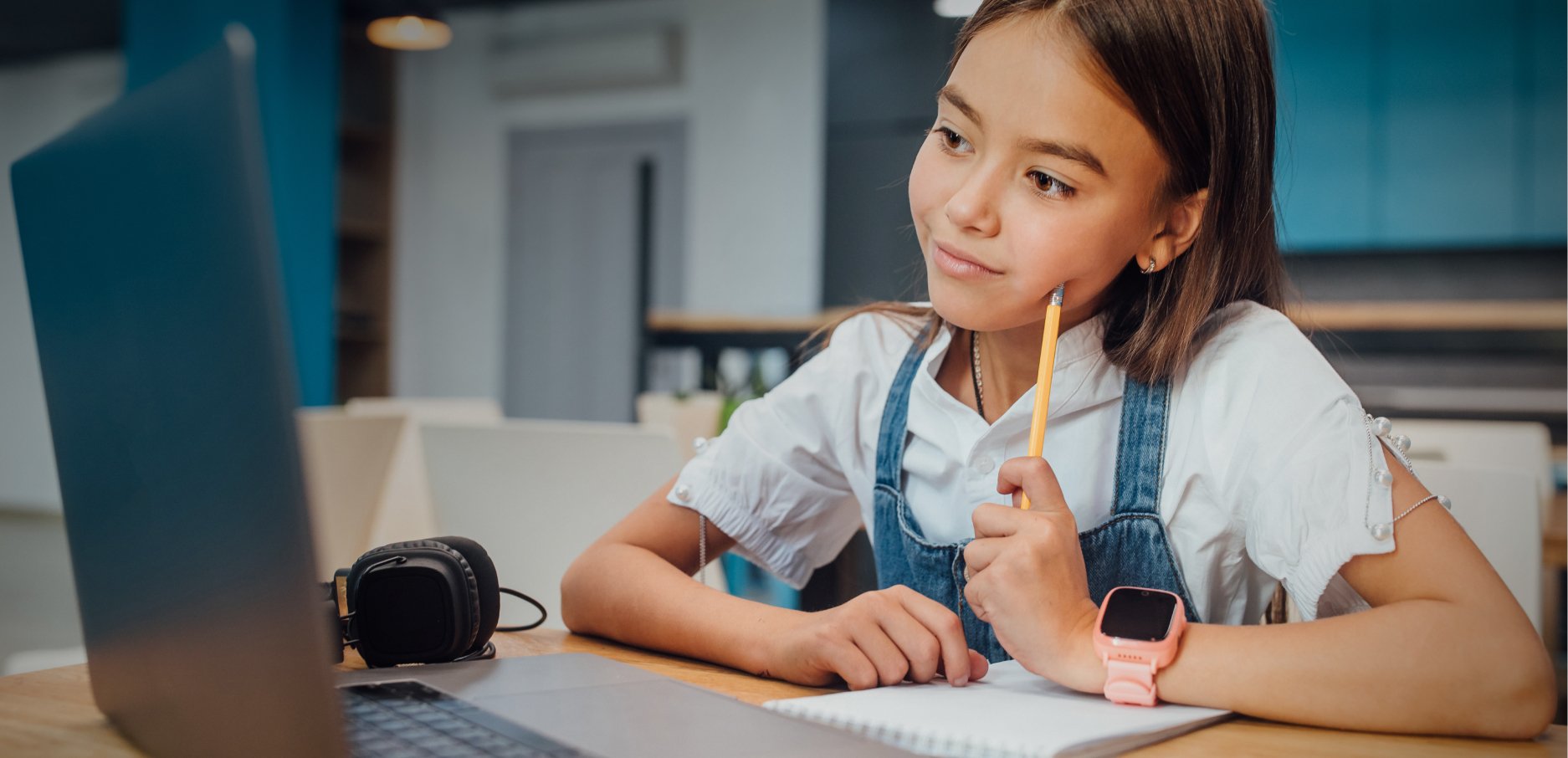 Composição de foto com ilustração. Menina com os braços apoiados na mesa. Na mão esquerda segura um lápis pela ponta, e o lado oposto dele encosta na bochecha. Ela olha para a tela do notebook que está a sua frente.
            Sobre a foto, duas ilustrações: à direita, personagem arara apoiada na mesa, a esquerda o personagem Francisco que está de pé e sorri. Acima dele um balão de fala que diz "Nós aprendemos juntos e de muitas maneiras.”